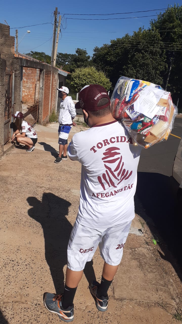 Torcida Afeganistão distribui alimentos para famílias carentes