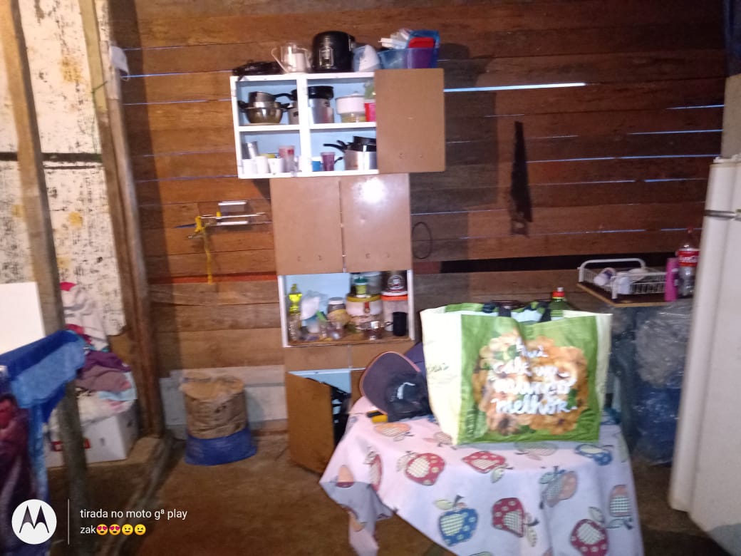Família vive em casa improvisada no Vale Verde e precisa muito de sua ajuda