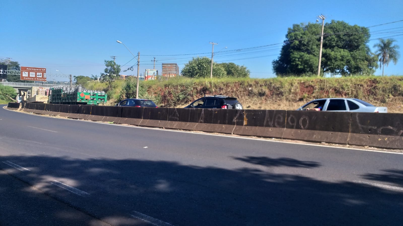 Barreira sanitária causa congestionamento em um dos acessos de Araraquara