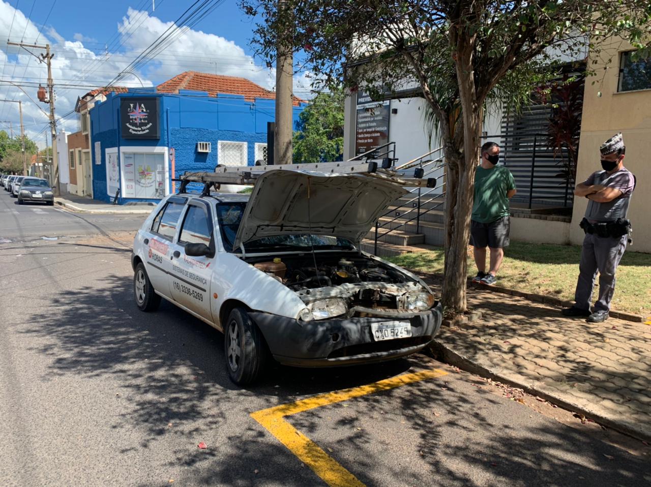 Carro capota após colisão entre Rua 1 e Avenida Bandeirantes em Araraquara