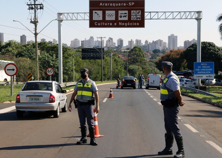 Barreiras sanitárias abordam mais de mil veículos em Araraquara