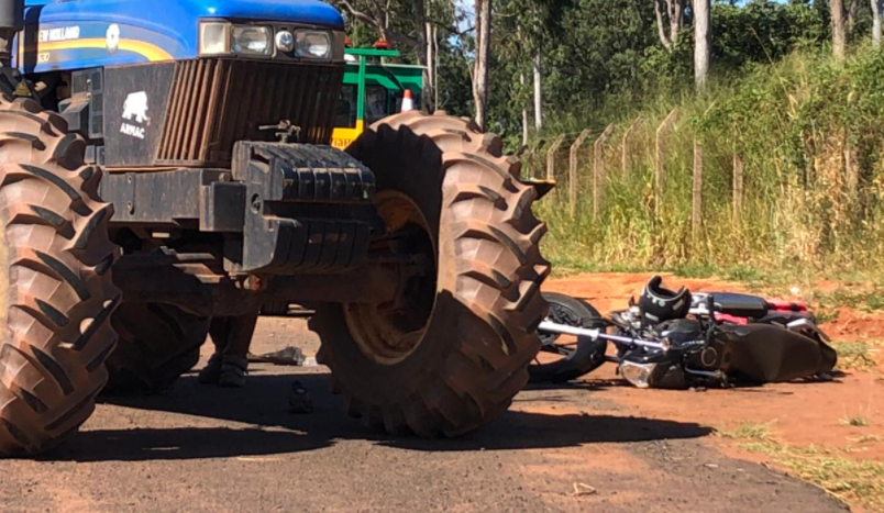 Entregador é socorrido depois de acidente com trator e motocicleta