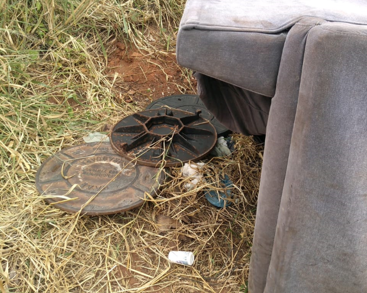 Donos de ferros-velhos de Araraquara são autuados por receptação de tampas de bueiros