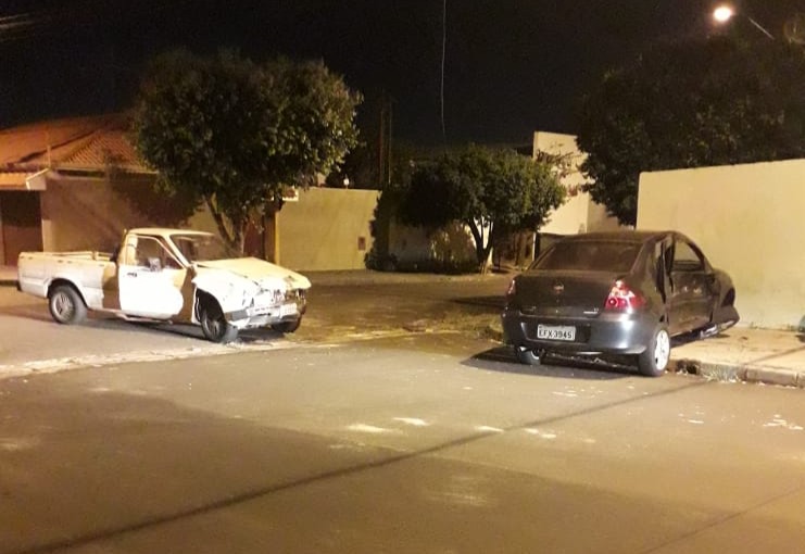 Colisão no Jardim Martinez deixa carros arrebentados e motoristas feridos