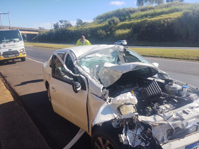 Carro bate na traseira de caminhão carregado com etanol e deixa motorista ferido