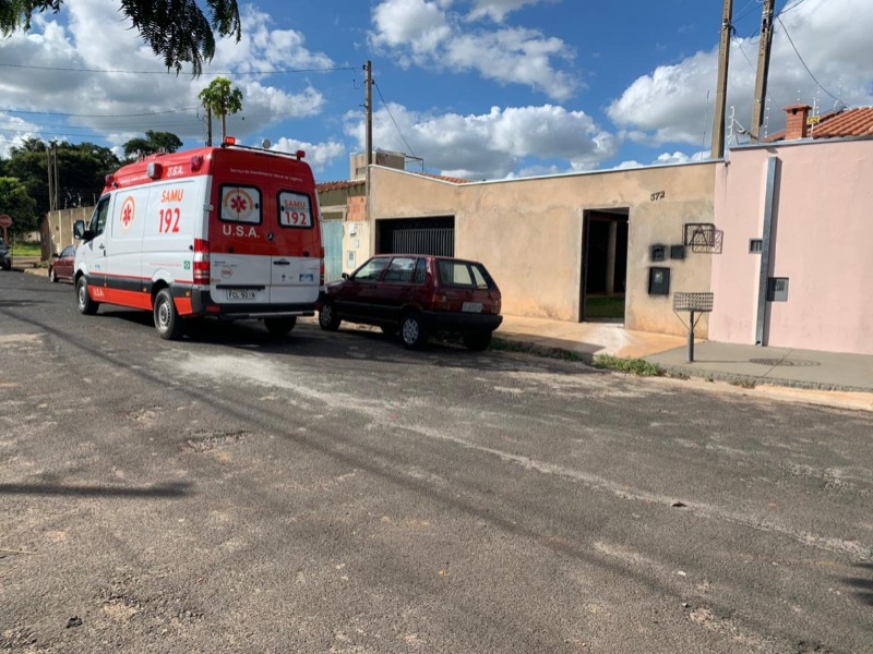 Homem é socorrido depois de tomar choque e cair do telhado no Maria Luiza
