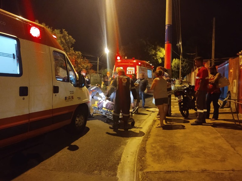Motociclista bate em poste e fica gravemente ferido em Araraquara