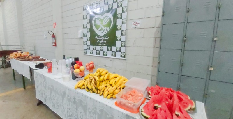 Voluntários do Bem fazem café da manhã para coletores de lixo