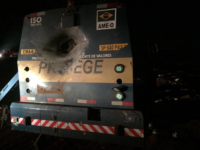 Imagens mostram como ficou carro-forte depois do ataque dos criminosos