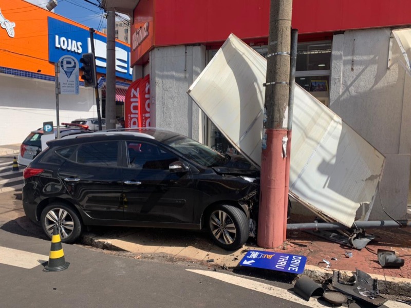 Carros batem em cruzamento da Rua 2 e complicam trânsito no Centro