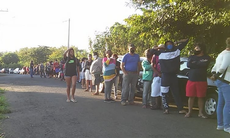 Comboio com alimentos chega a Araraquara e fila já dobra quarteirão na Vila Xavier