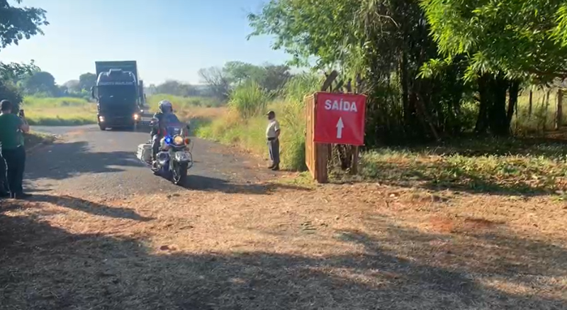 VÍDEO: caminhões com alimentos chegam em Araraquara e Ceagesp já tem fila de pessoas