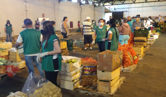 Voluntários começam a separação de alimentos; entenda como será a distribuição