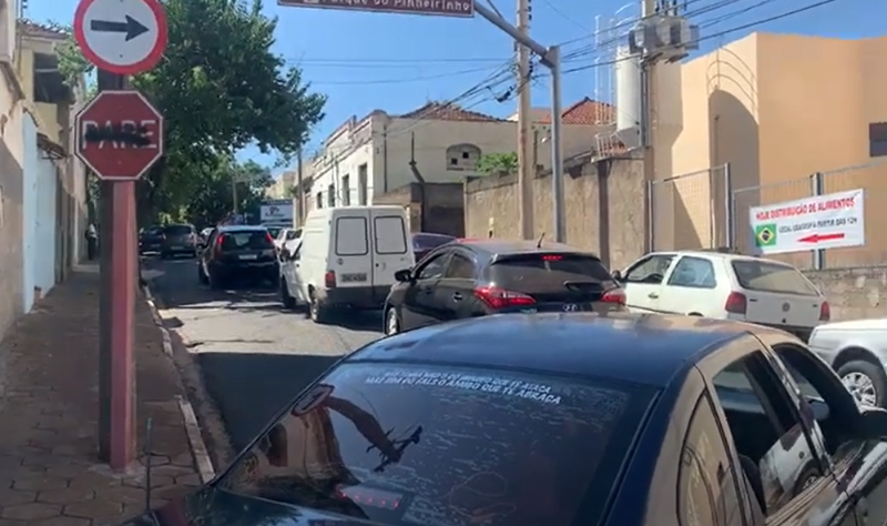 VÍDEO: Avenida Santo Antônio trava com doação de alimentos na Ceagesp
