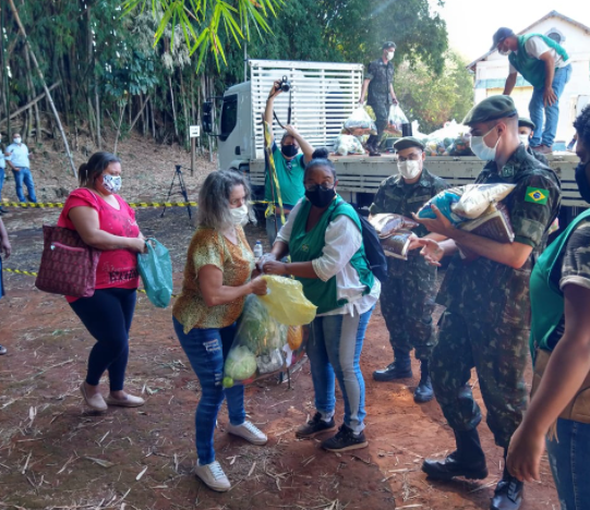Apesar de cem toneladas, alimentos são divididos no Ceagesp para não faltar