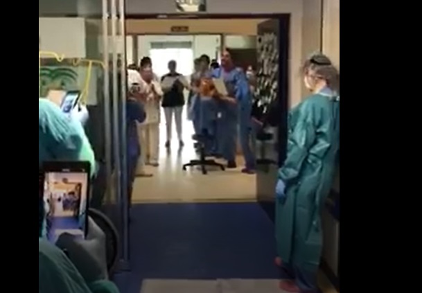 Profissionais da saúde cantam "Resistirei" em hospital da Espanha