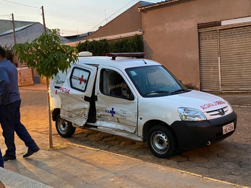 Após acidente, jovens furtam ambulância com paciente dentro para fugir de briga em Boa Esperança