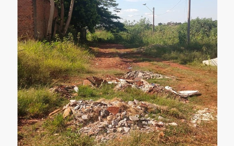 Moradores do Jardim Santa Clara e do Parque Gramado reclamam de descarte irregular de lixo
