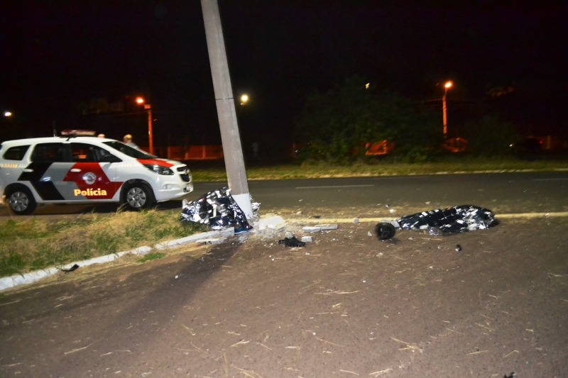 Dois jovens morrem após moto bater violentamente em poste