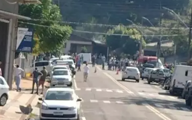 Jovem invade escola infantil com facão e mata crianças e professora