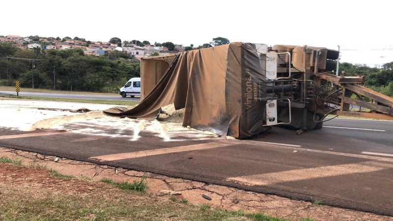AGORA: carreta tomba e congestiona a Washington Luís em Araraquara