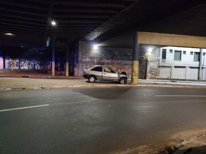 Carro amanhece batido e abandonado embaixo do Terminal da Integração