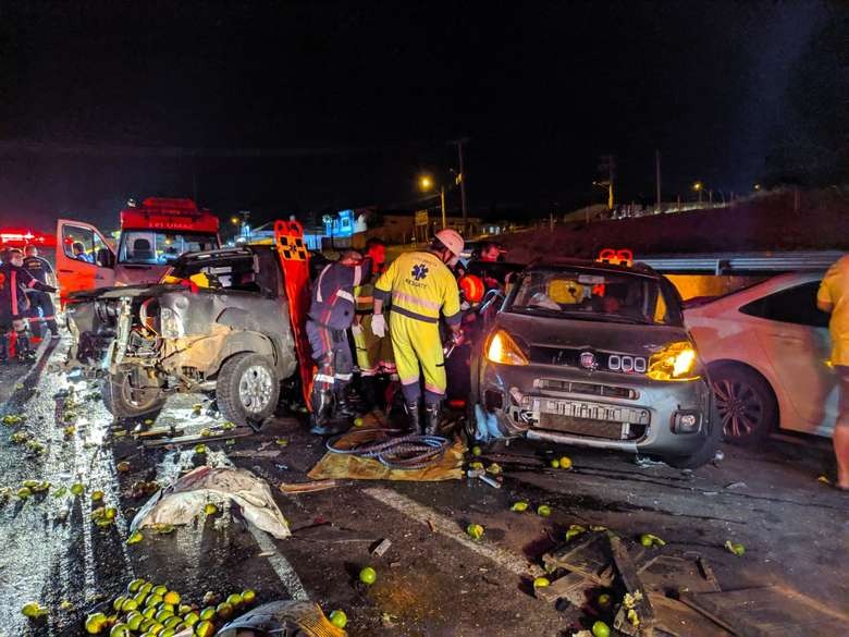 Engavetamento entre 8 veículos deixa vários feridos e Bombeiros fazem resgate dramático