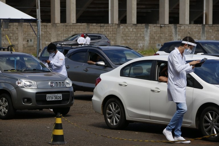 Profissionais da educação começam a tomar a segunda dose da vacina contra a Covid-19