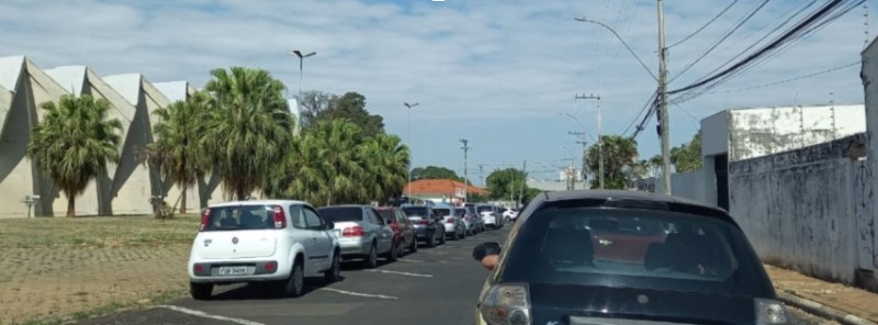 Vacinação é marcada por fila e longa espera nesta segunda-feira