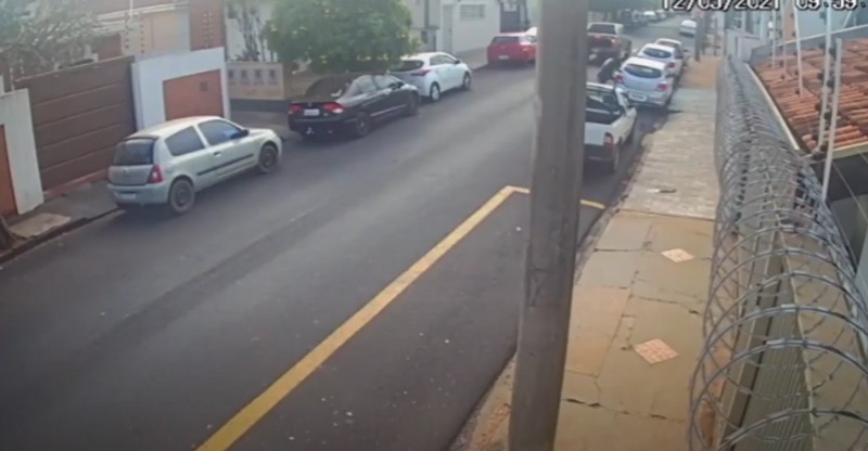 Vídeo mostra homem sendo assassinado a golpes de facão no Centro de Araraquara