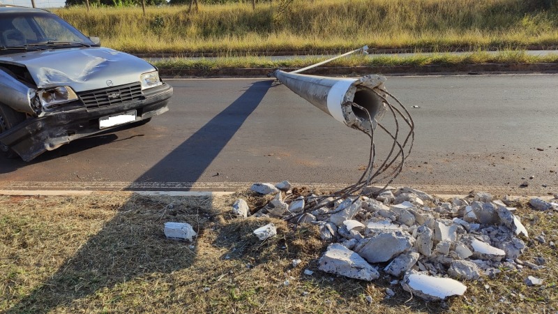 ​Motorista perde o controle bate e derruba poste na vicinal Araraquara – Bueno