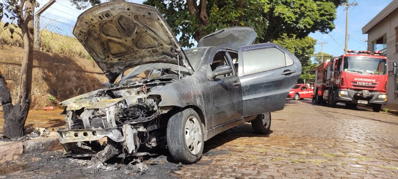 Carro pega fogo perto da Via Expressa em Araraquara