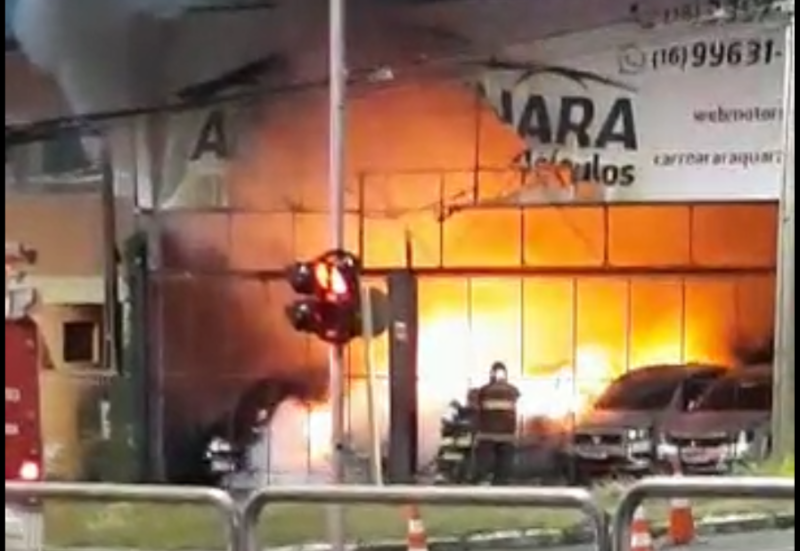 Veja vídeo: Incêndio atinge revendedora de veículos no Centro de Araraquara