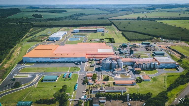 PremieRpet afasta 60 funcionários após testagem em massa dentro da fábrica