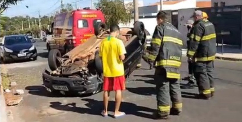 Carro capota em Araraquara após motorista desmaiar
