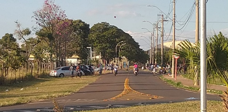 Aglomeração acontece perto do aeroporto de Araraquara enquanto fiscalização não parece