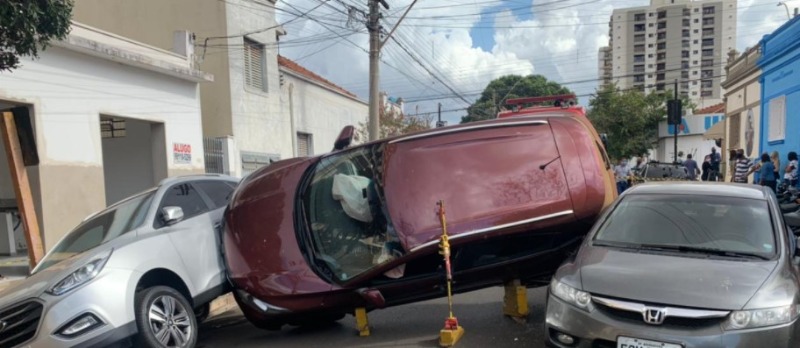 Carro tomba após acidente com outros veículos no Centro de Araraquara