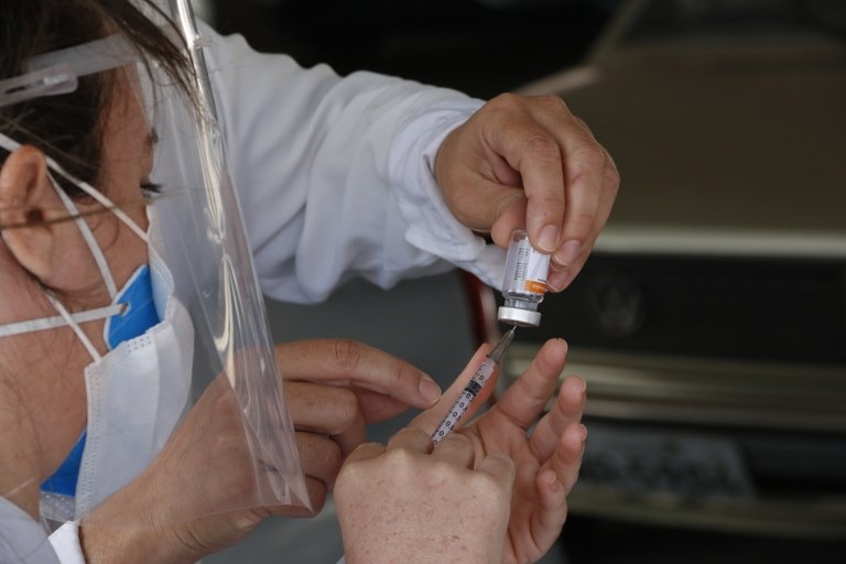 Saúde alerta idosos sobre a segunda dose da vacina contra a Covid-19