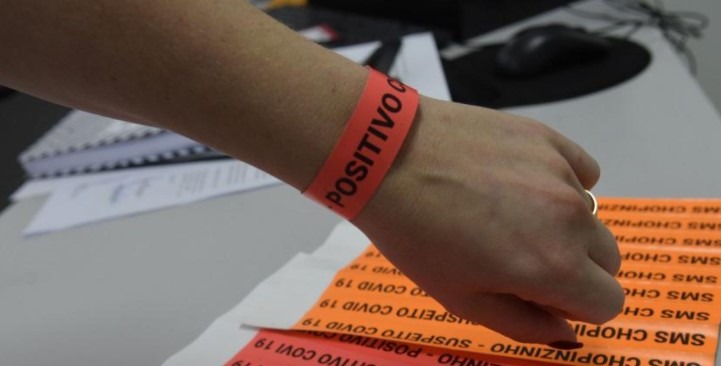 Mais uma cidade da região adota o uso de pulseiras para identificar pacientes com Covid
