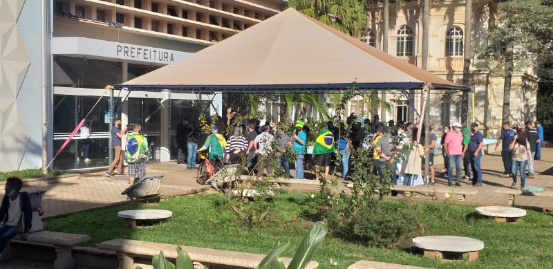 Empresários, comerciantes e apoiadores protestam em frente a Prefeitura