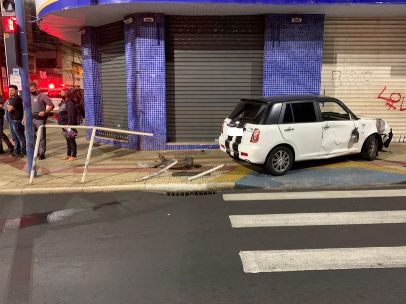 Carro vai parar na calçada após acidente com moto no Centro de Araraquara