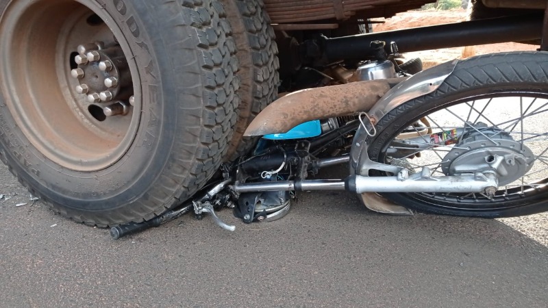 Adolescentes ficam feridos após acidente entre caminhão e motocicleta