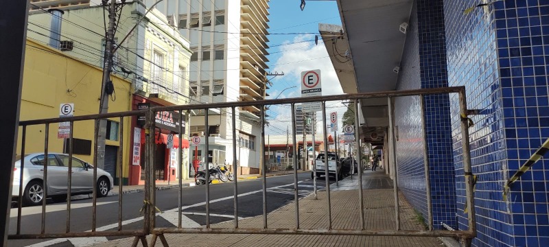 Com protesto marcado, rua no entorno da prefeitura é fechada em Araraquara