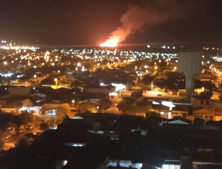 Área do Daae pega fogo e espalha fumaça por toda a cidade