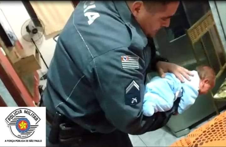 Policiais salvam bebê de seis dias que estava engasgado