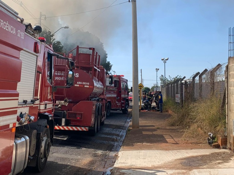 Casa pega fogo no Selmi Dei e bombeiros tentam apagar o incêndio
