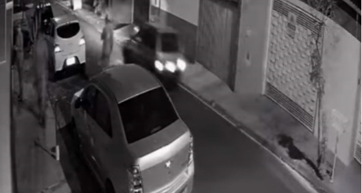 VEJA VÍDEO: Dupla rende e rouba carro de mulher no Igaçaba
