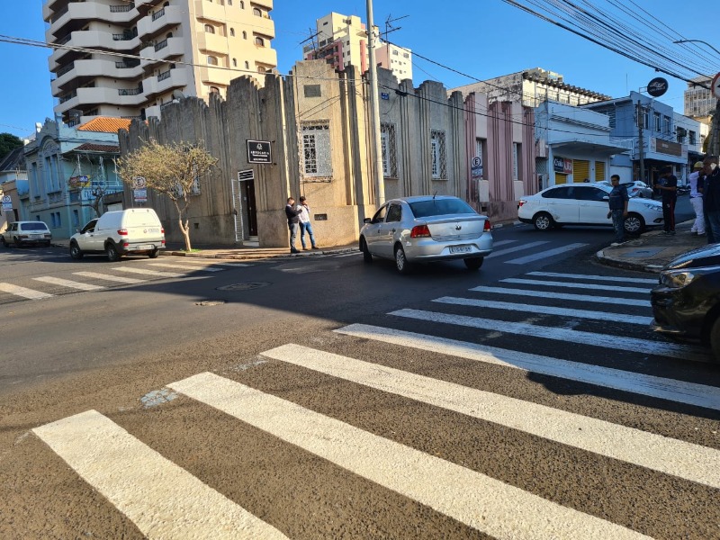 Colisão entre dois carros complica o trânsito no centro de Araraquara