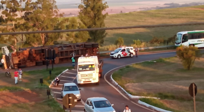 Carreta tomba em Rodovia. Veja as fotos
