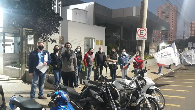 Trabalhadores protestam em frente a Santa Casa de Araraquara